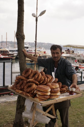 Simitų pardavėjas Bosforo pakrantėje